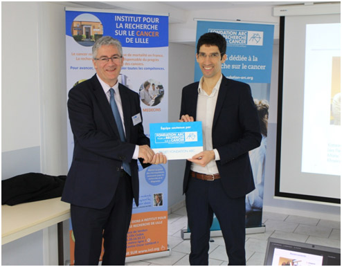 Remise de subvention au Dr. Salomon Manier (à droite) des mains du directeur général de la Fondation ARC M. François Dupré